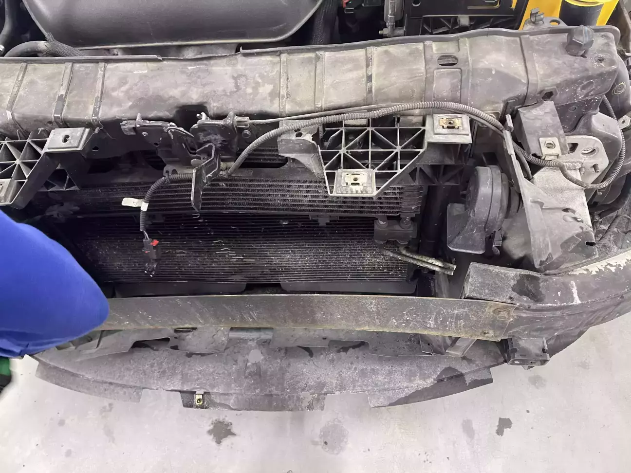 Ось такий сюрприз очікував після зняття бампера . Підсилювач був відсутній , Після дтп у штатах ʼʼнашіʼʼ майстри просто відрізали єоемент і прикрутили полосу металу .