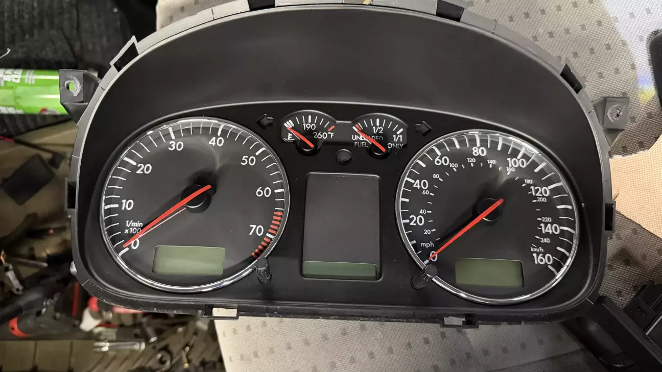 Заодно встановив хромовані кільця в щиток приладів