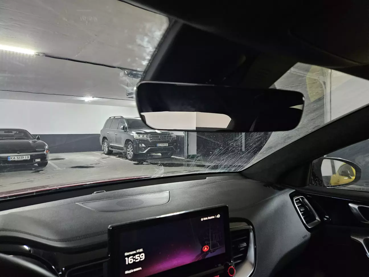 З боку водія нічого і не видно. Може, зовсім трохи — це від зросту залежить.