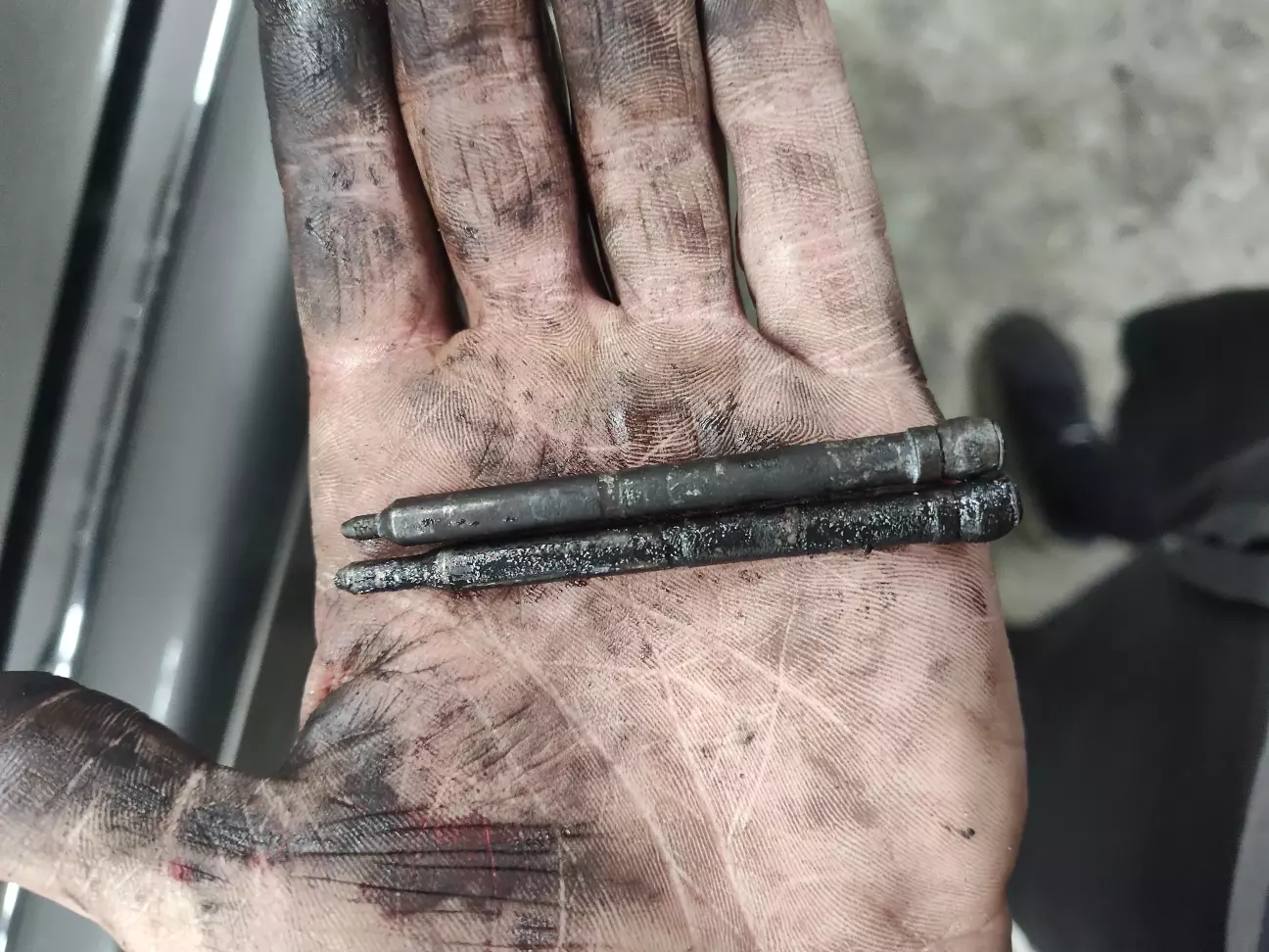 Пальці що тримають колодки відрізняються Нижній w202