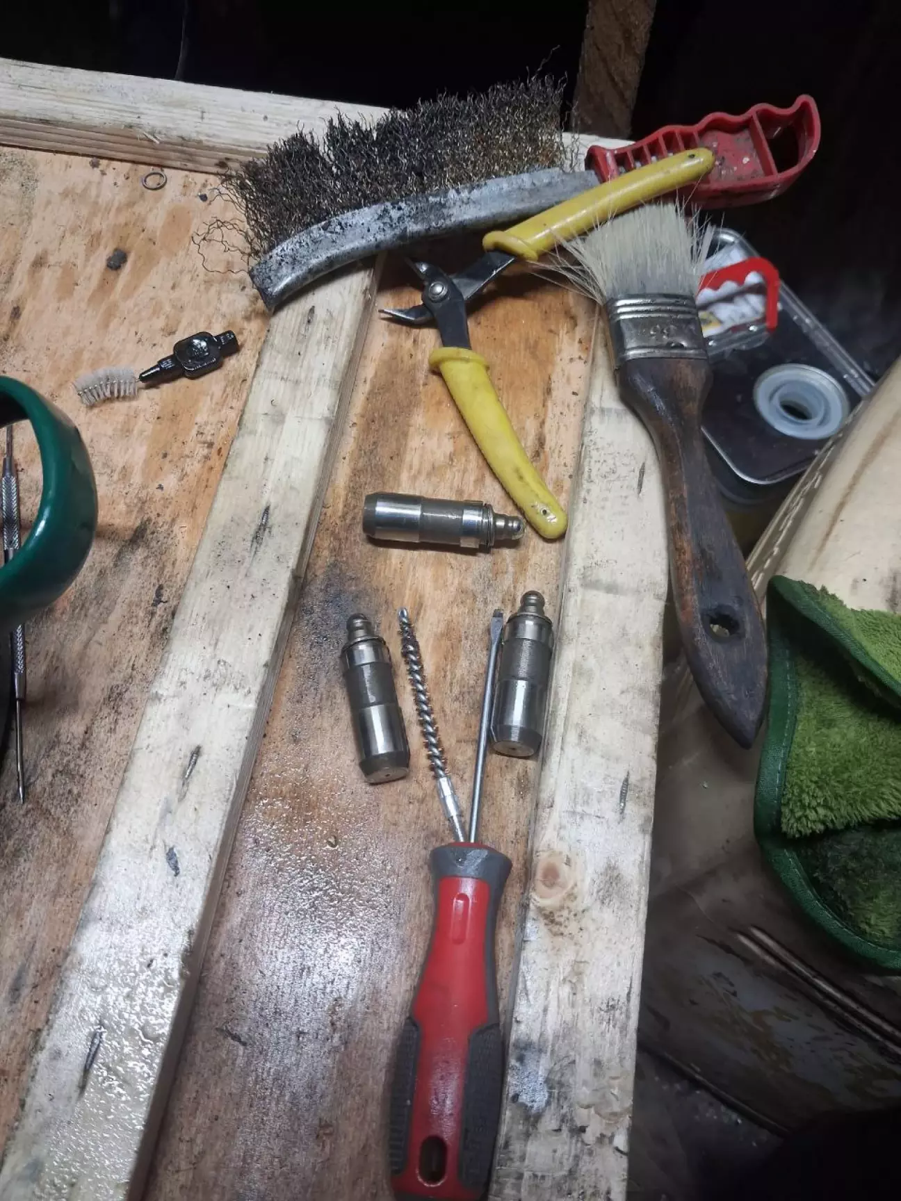 Чимось гострим розвальцовуємо кільце довкола гідрика.