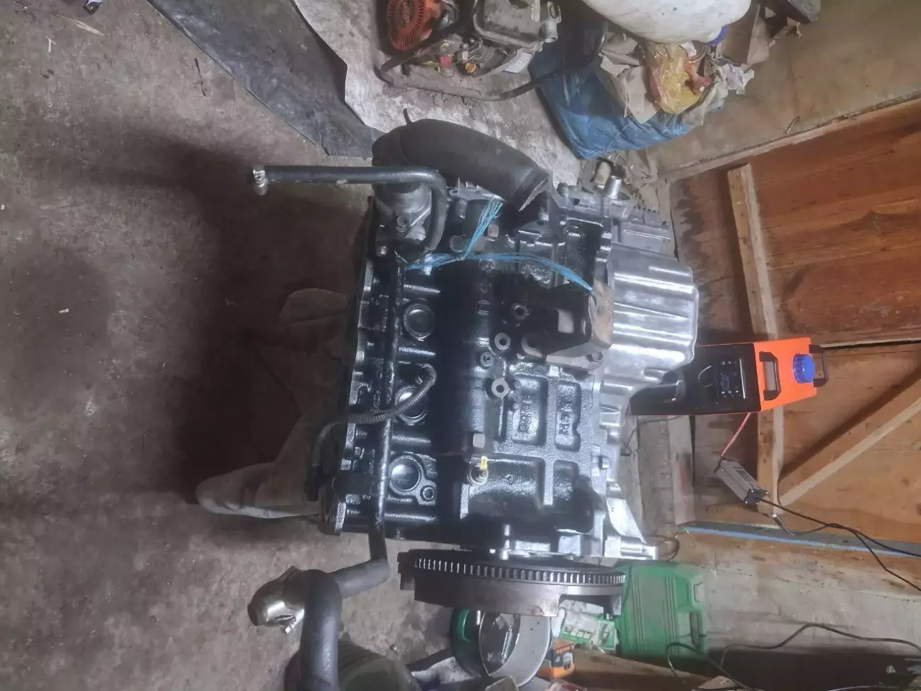 Поклав блок на колесо і взявся ставити маховик.