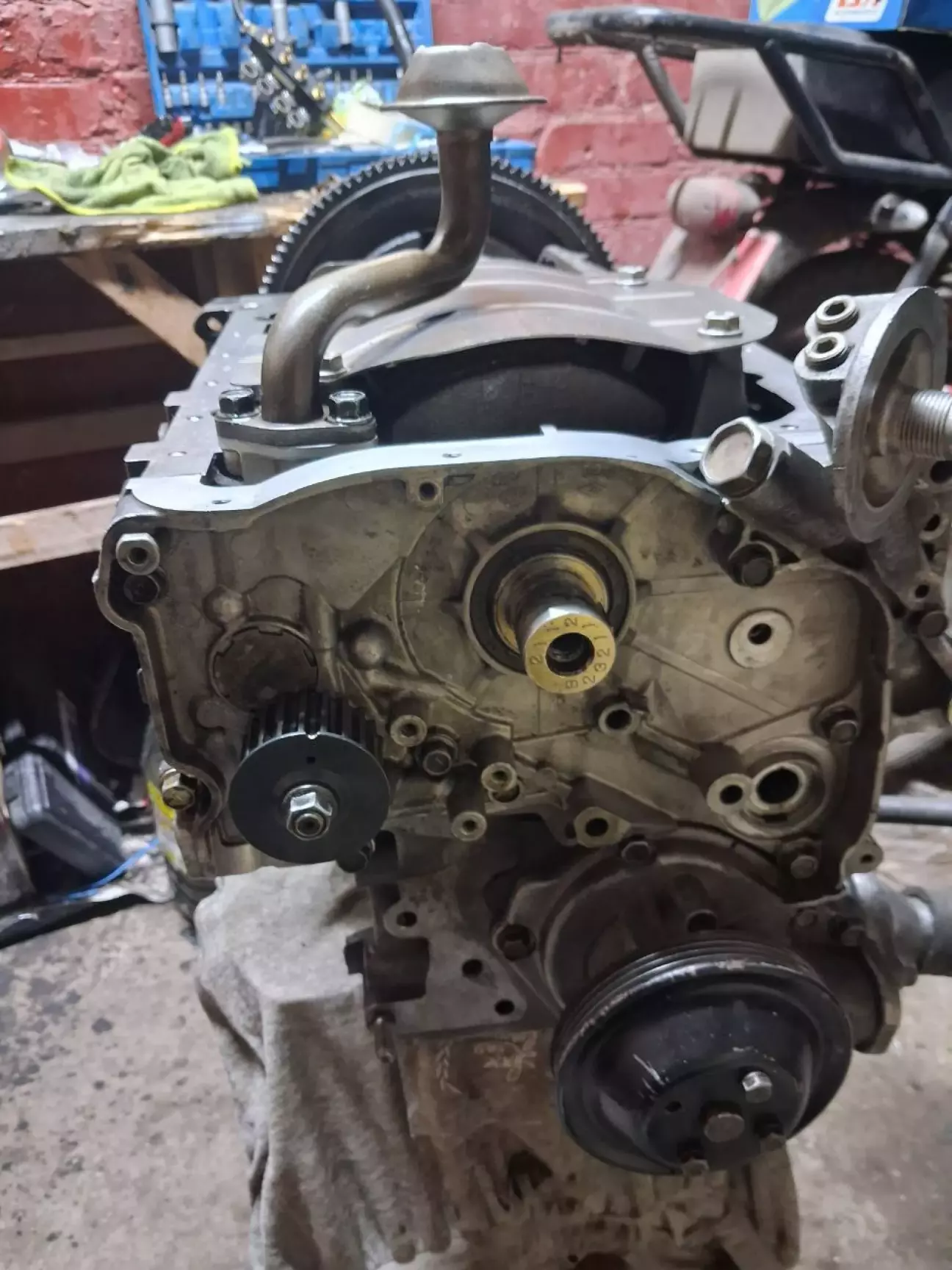 Прикрутив маслонасос (він йде як елемент передньої плити блоку двигуна).