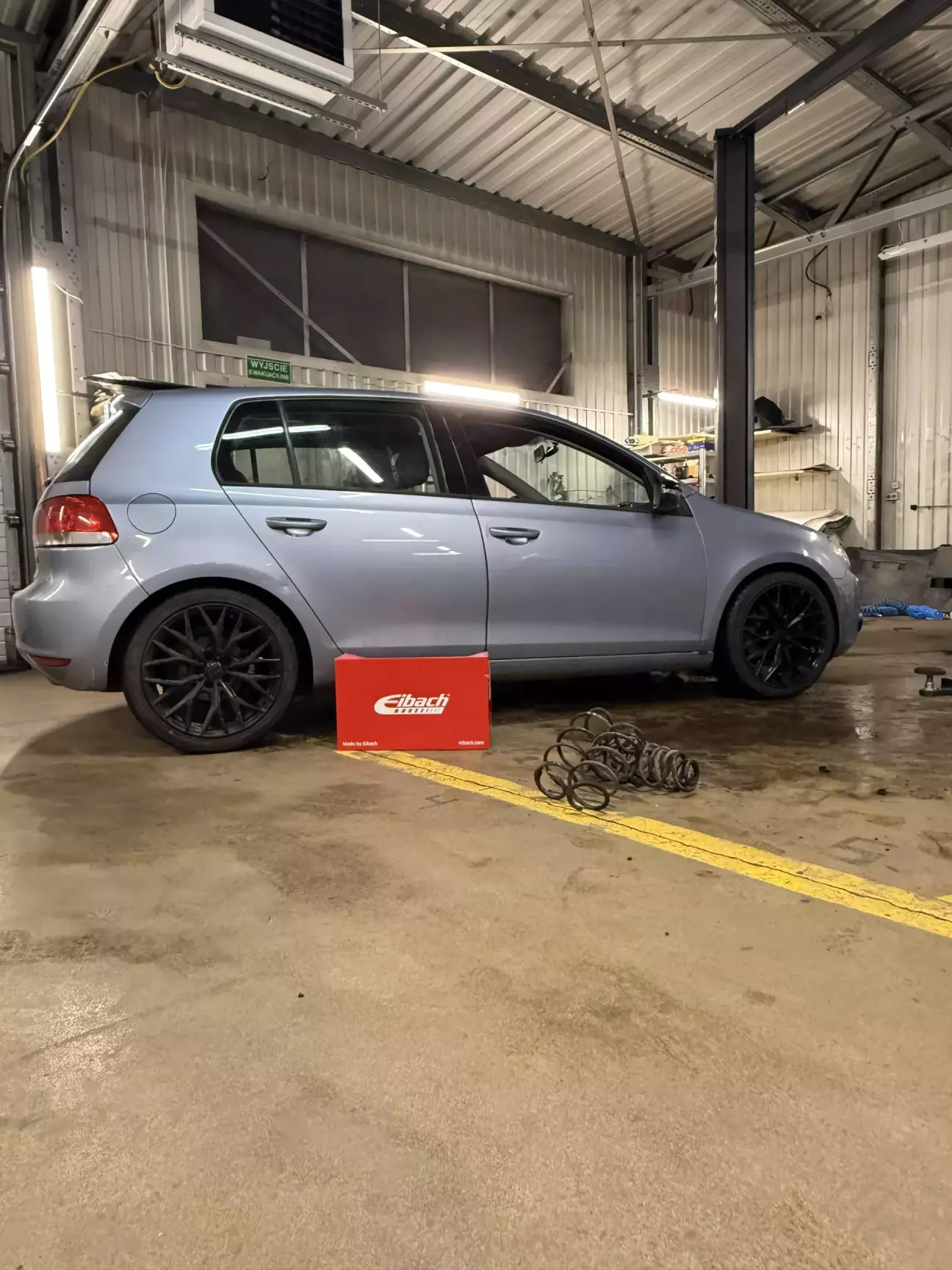 Еще джип, только съехала с подьемника