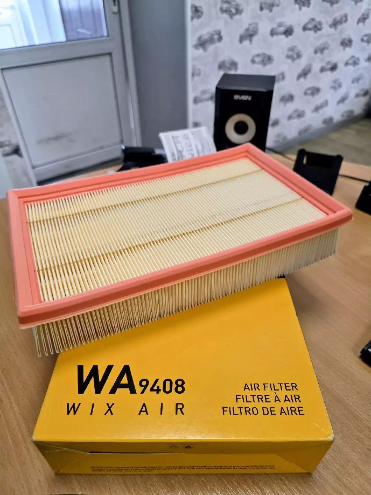 Воздушный фильтр, беру Викс т.к. нравится плотность и качество бумаги, у того же Боша - похуже.