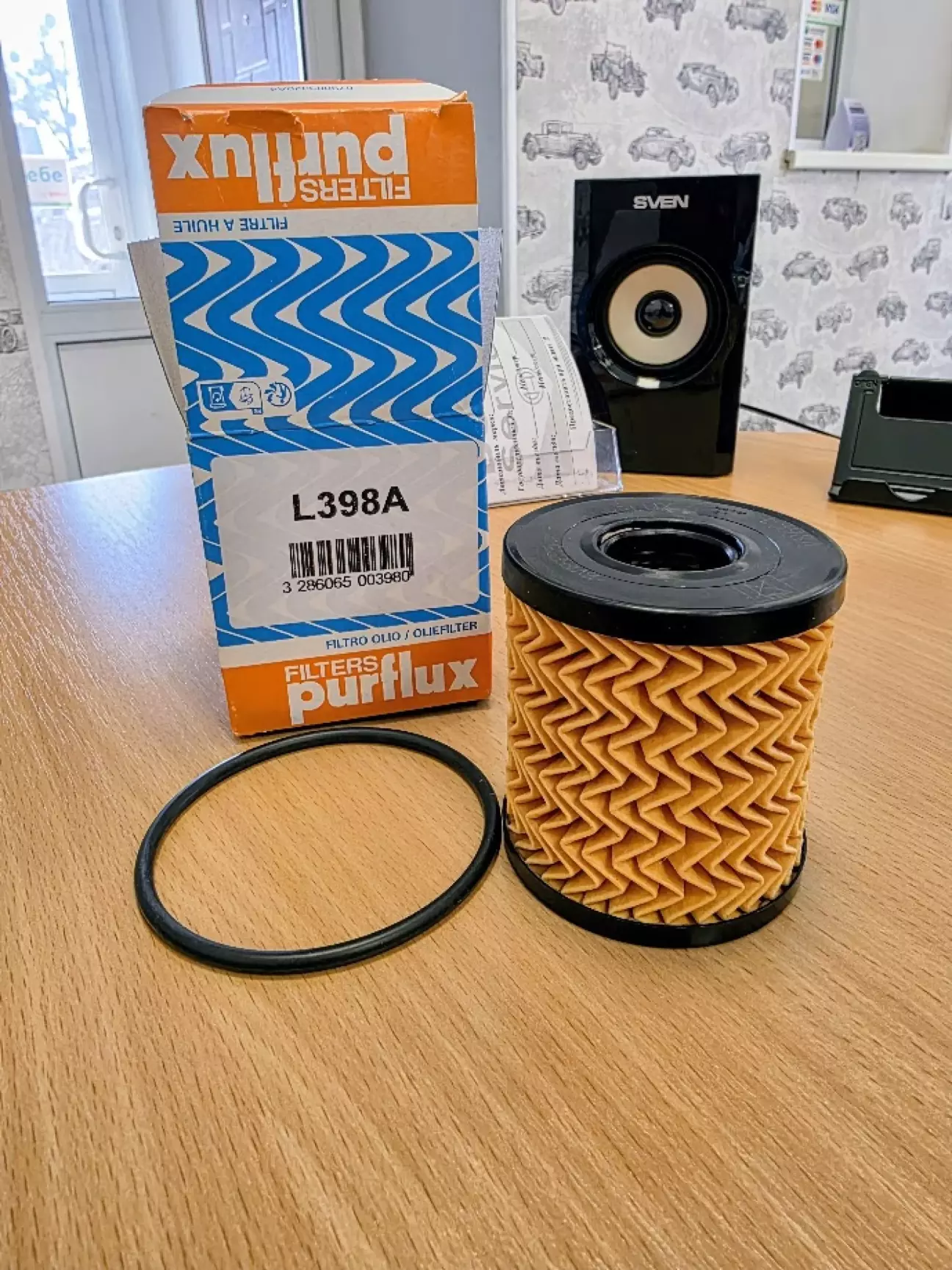 Масляный фильтр - также как и топливный - бумаги больше, цена меньше (на фоне Mann)