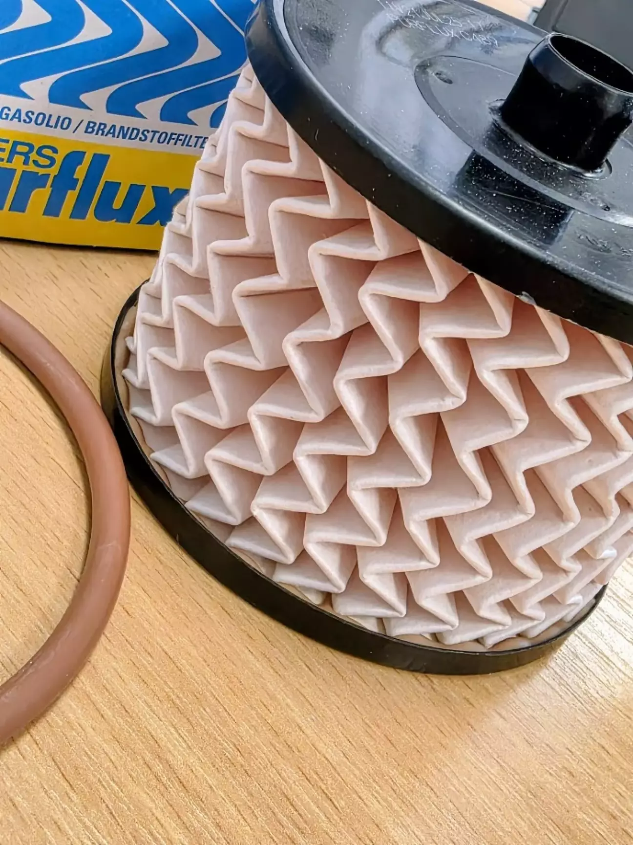 Складки топливного фильтра, на фоне Mann - бумаги заметно больше, а цена ниже.