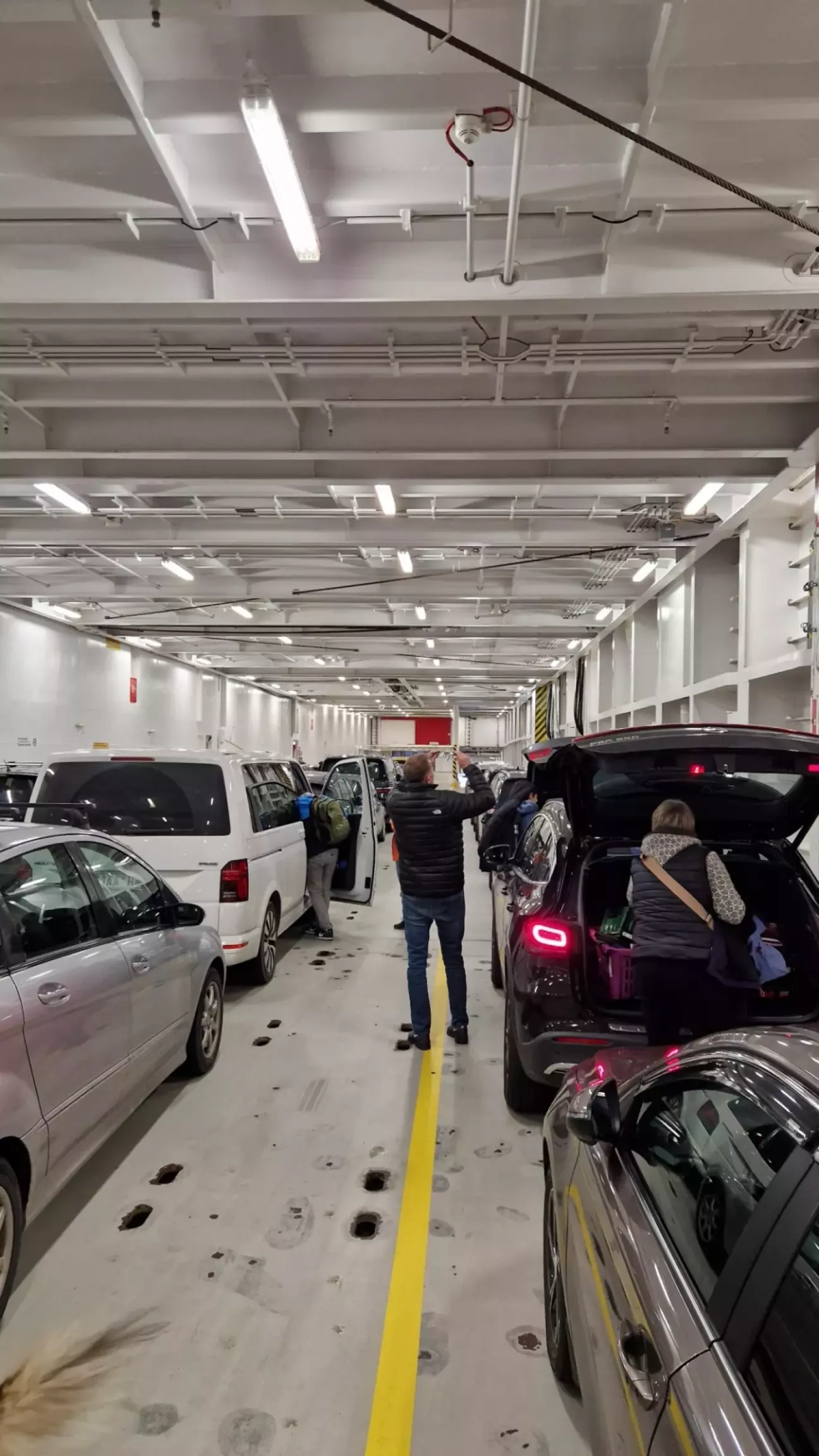 Грузовая палуба с легковыми авто.