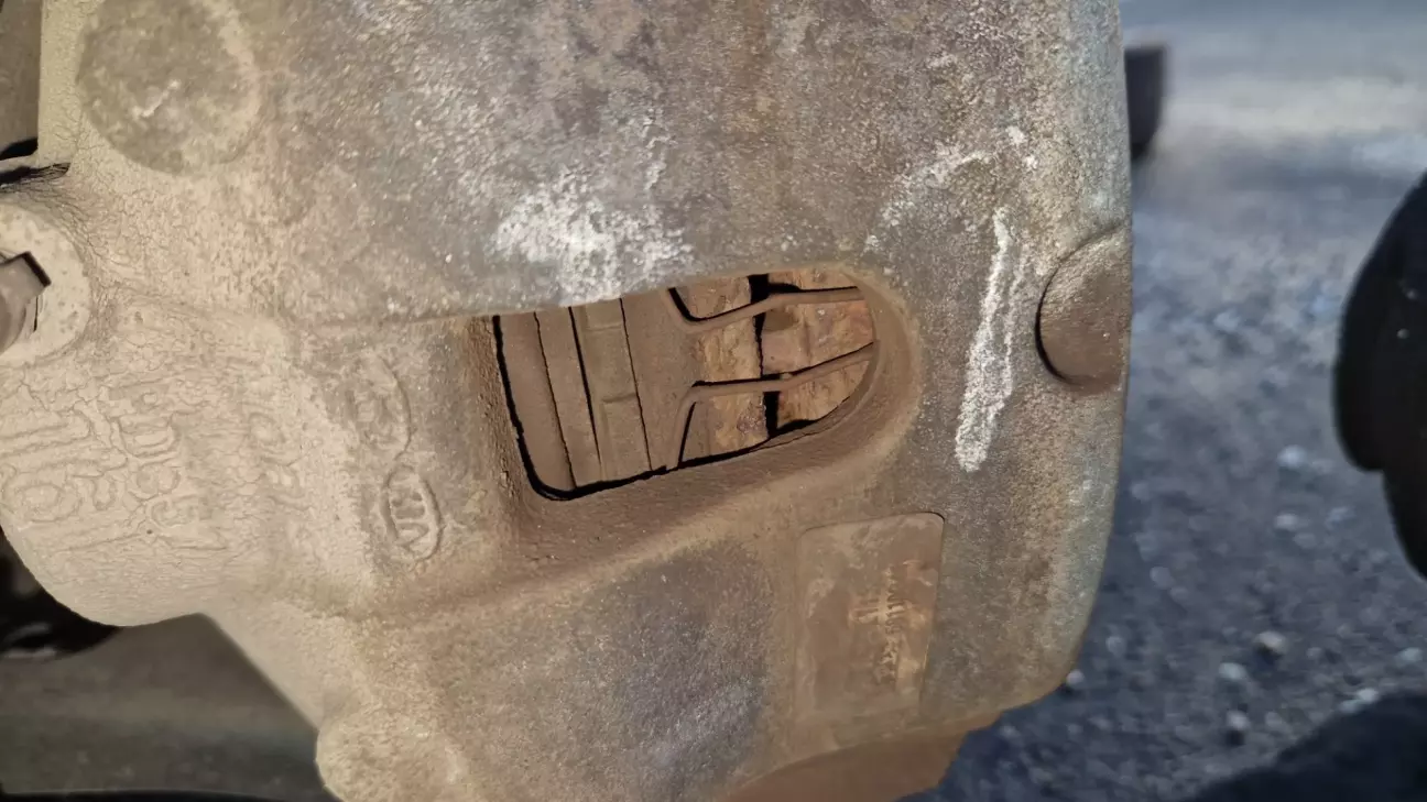 Задние наружная колодка чуть больше внутренней, ну это норма для Hyundai/Kia, направляющие обслуживаю каждый год, промазываю, клина нет.