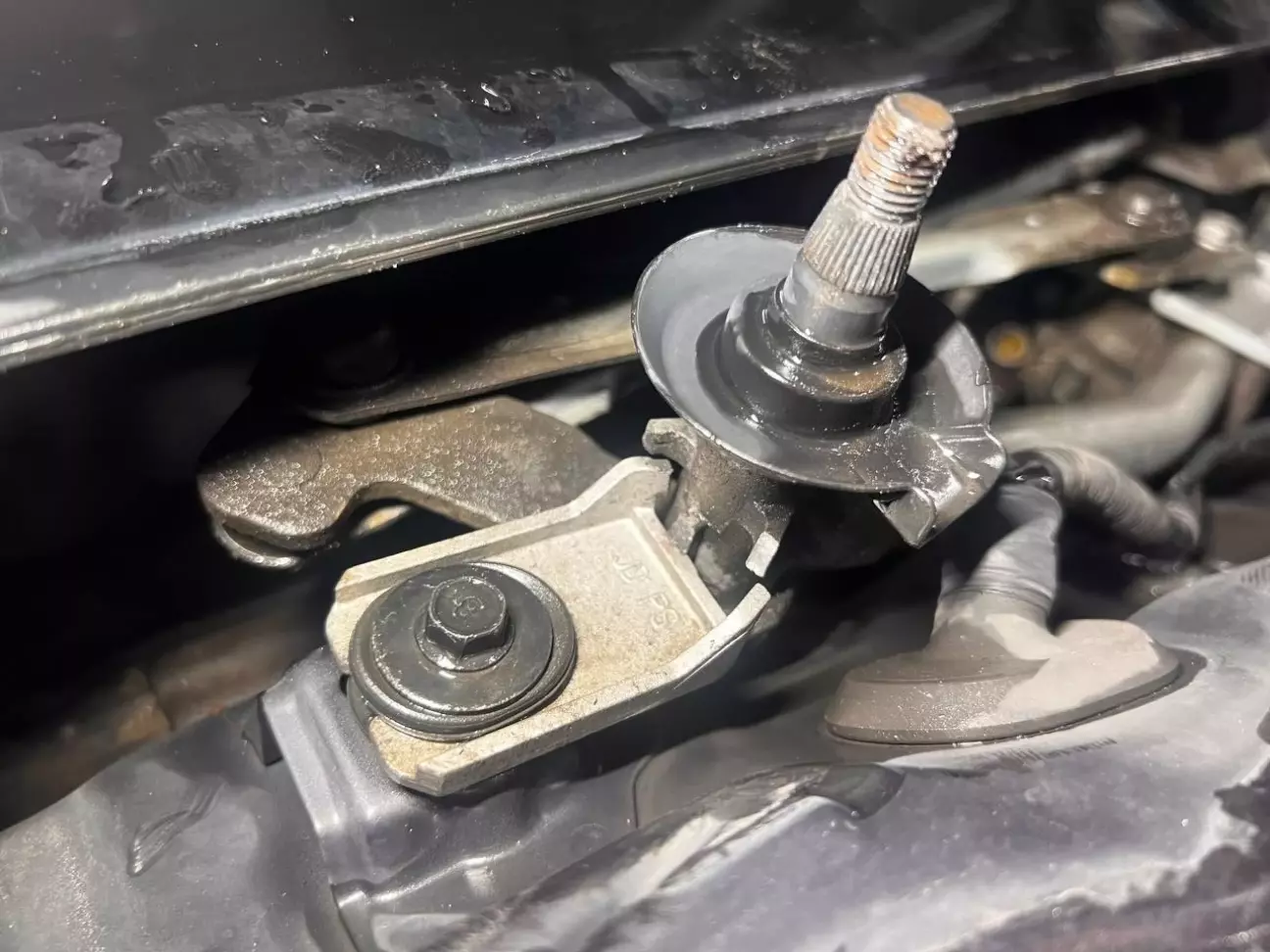 Зламане кріплення трапеції склоочисника