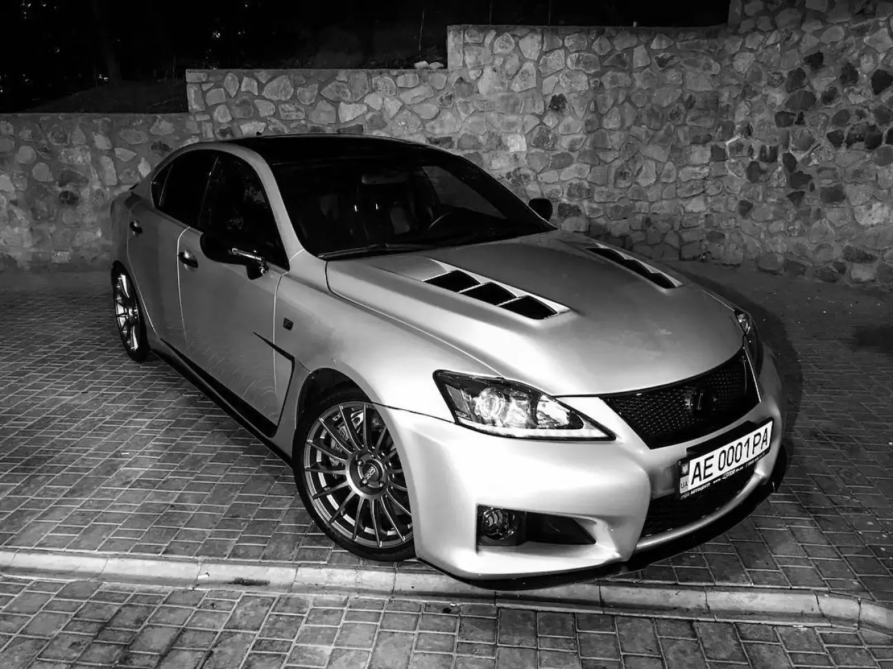 Цікаво виглядає на ньому такий дизайн дисків