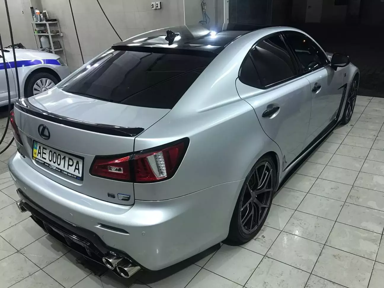 Чорний дах, чорні ручки, чорні полоси по бокам, диски ті що зараз у мене в чорному кольорі