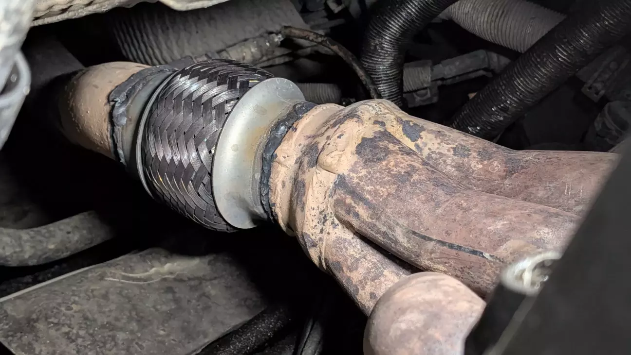 Новесенька блискуча) Прокладка на колектор теж новенька, звісно)