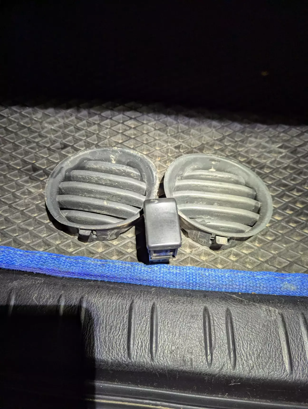 Залишились заглушки туманок, та заглушка кнопки😂