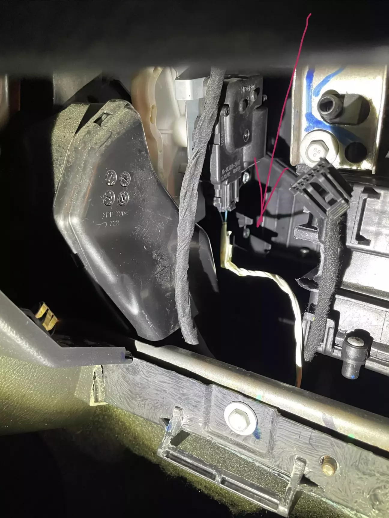 знаходиться вона тут... (за бардачком, зі сторони центральної консолі, нижня)