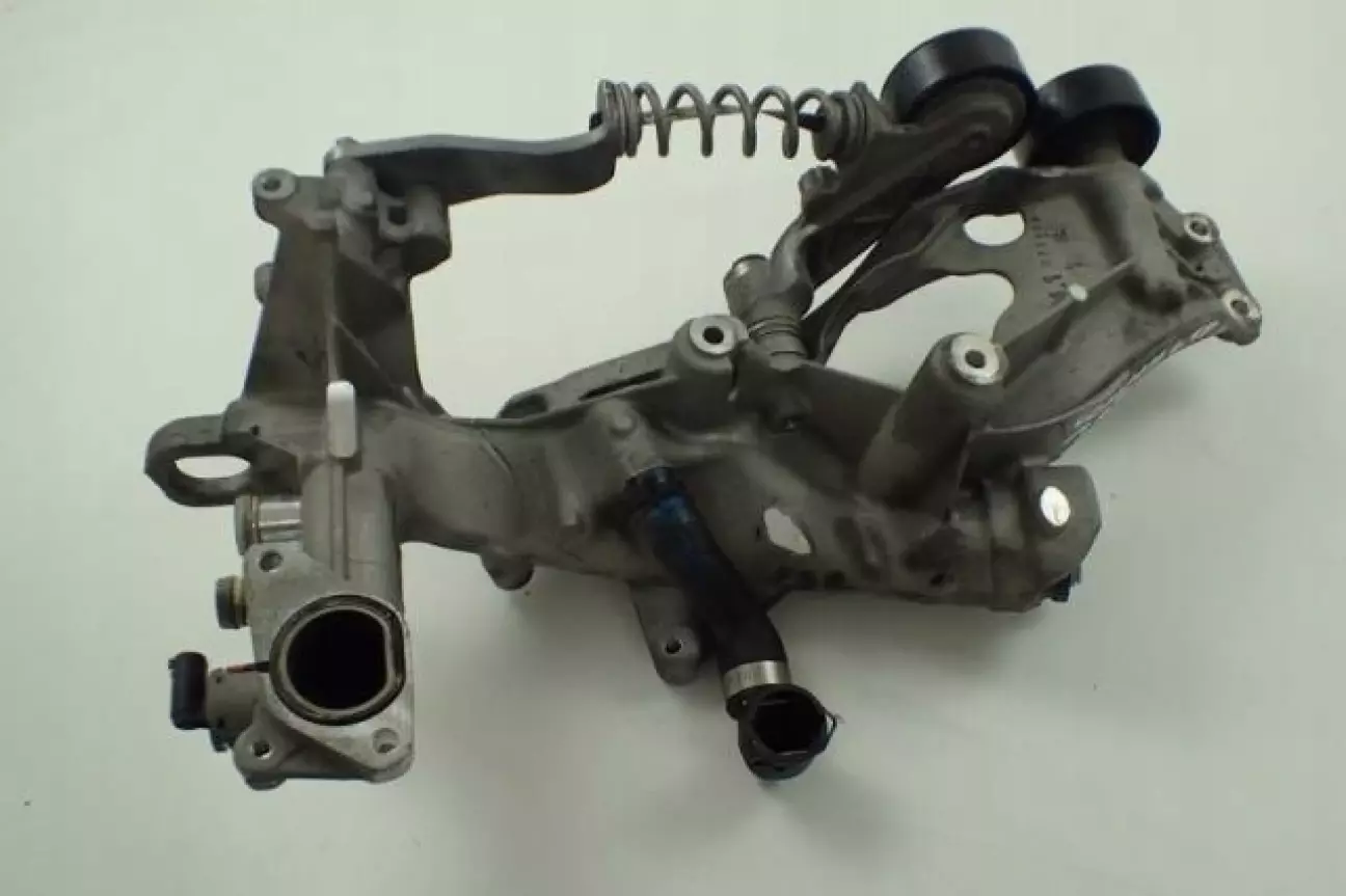 A6512011309 кронштейн навісного в якому інтегрована додаткова водяна сорочка