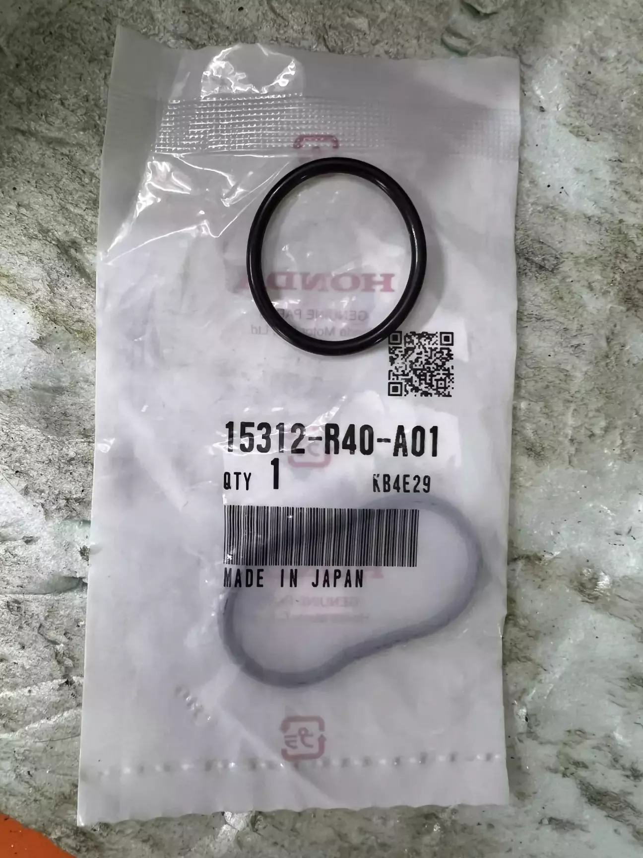 Нові прокладки адаптеру (кронштейну) масляного фільтра. Honda 15312-R40-A01 овальна. Honda 91326-PL5-003 кругла.