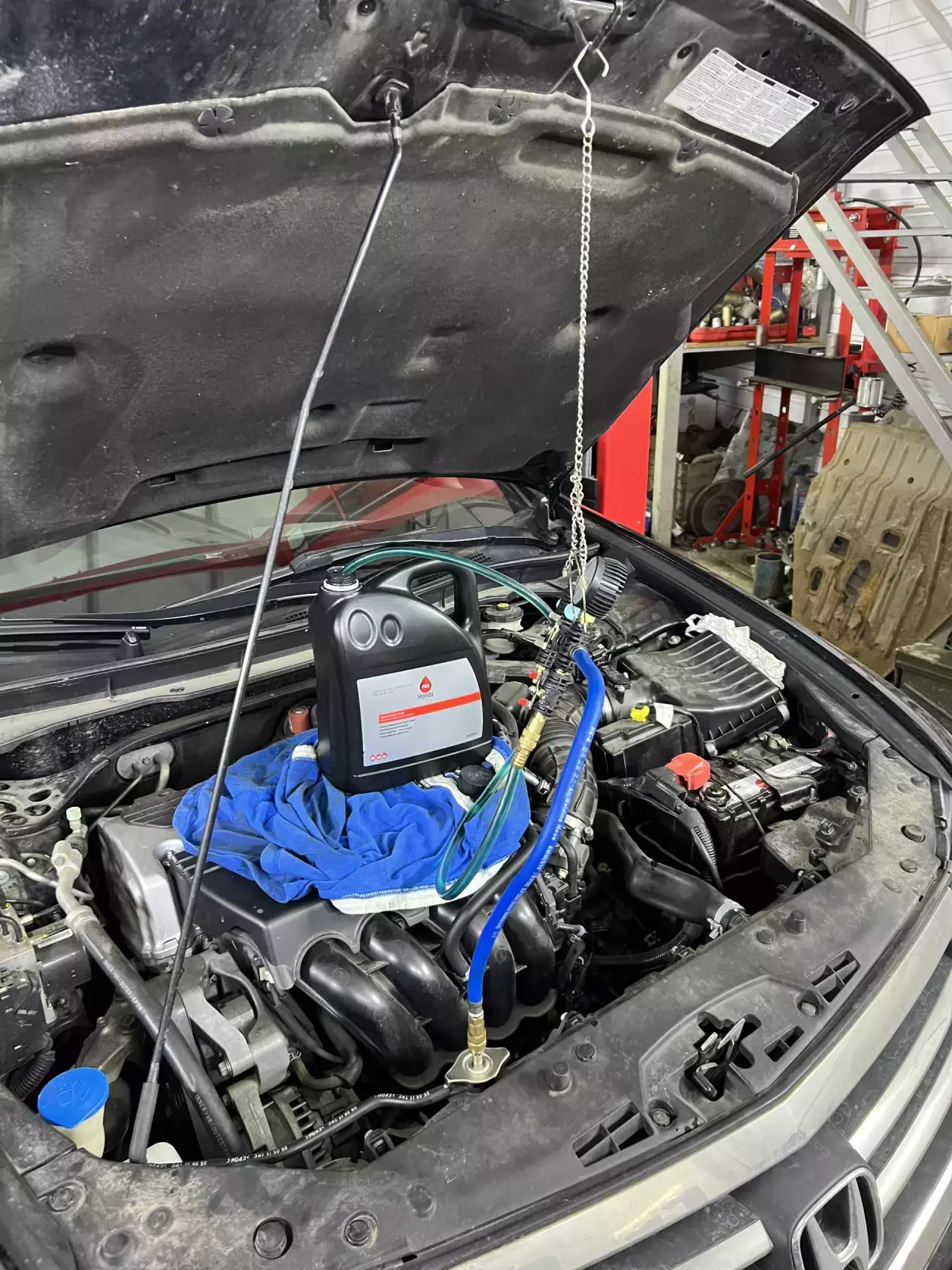 Заміна антифризу. Злилося рівно 6л.