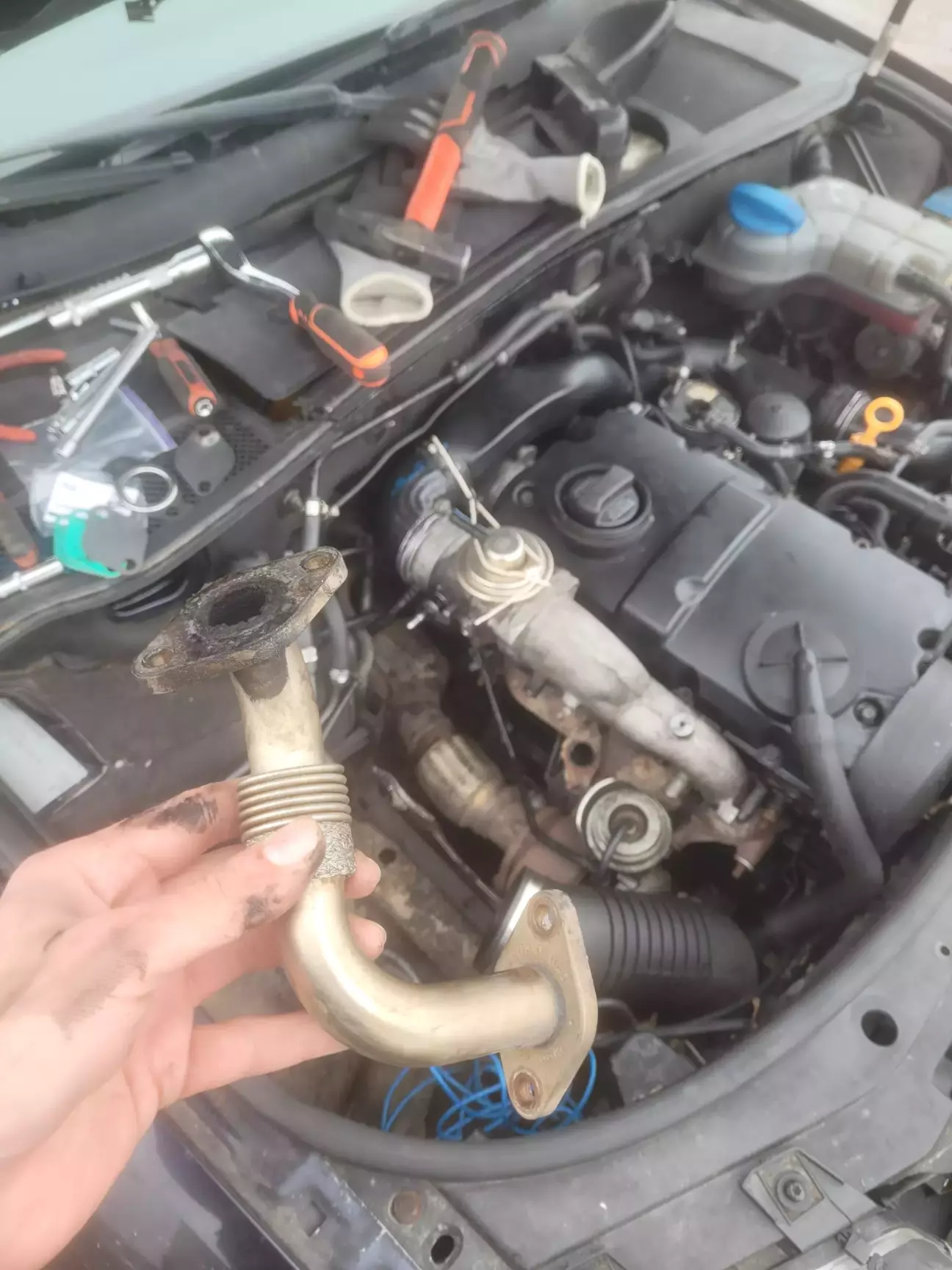 Досить небагато нагару, та й виглядає цілою