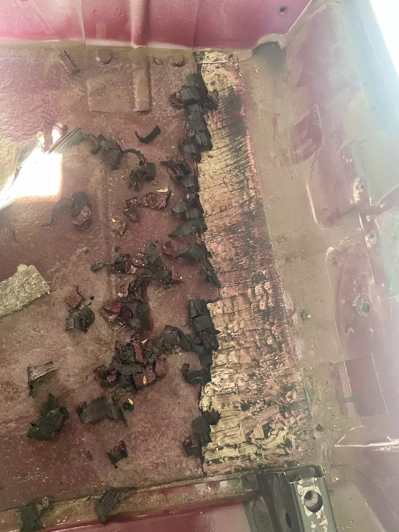 Маленькими шматочками, пластиковим шкребком, щоб не пошкодити ЛФП