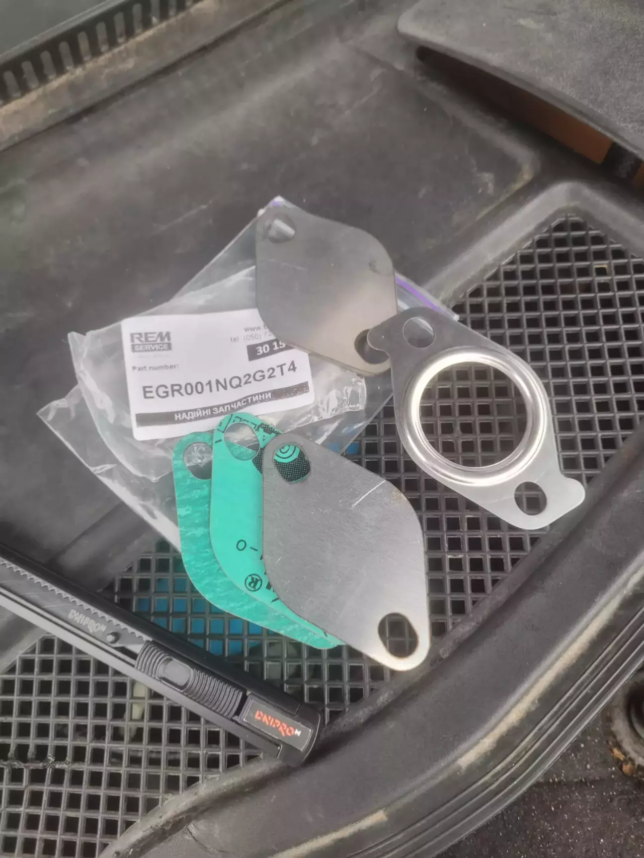 Одна пара для випускного колектора, інша для впуску. Одна паронітова прокладка зайва.