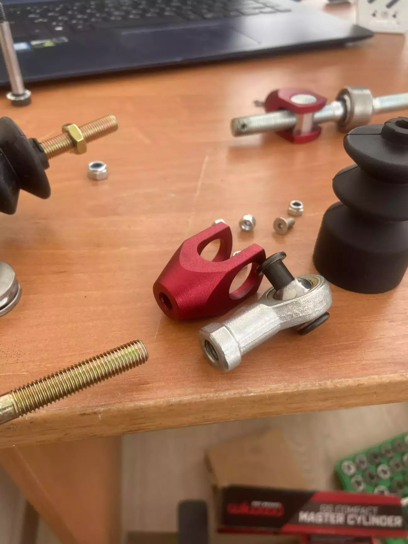 Зліва дюймовий шток, з права метричні відповідні компоненти