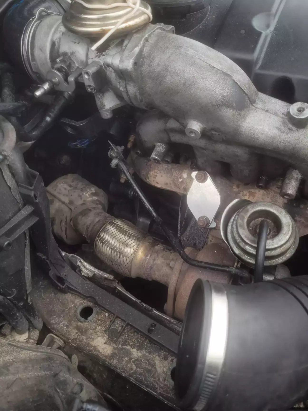 На впуску паронітова прокладка, затягнув від руки шестигранніком