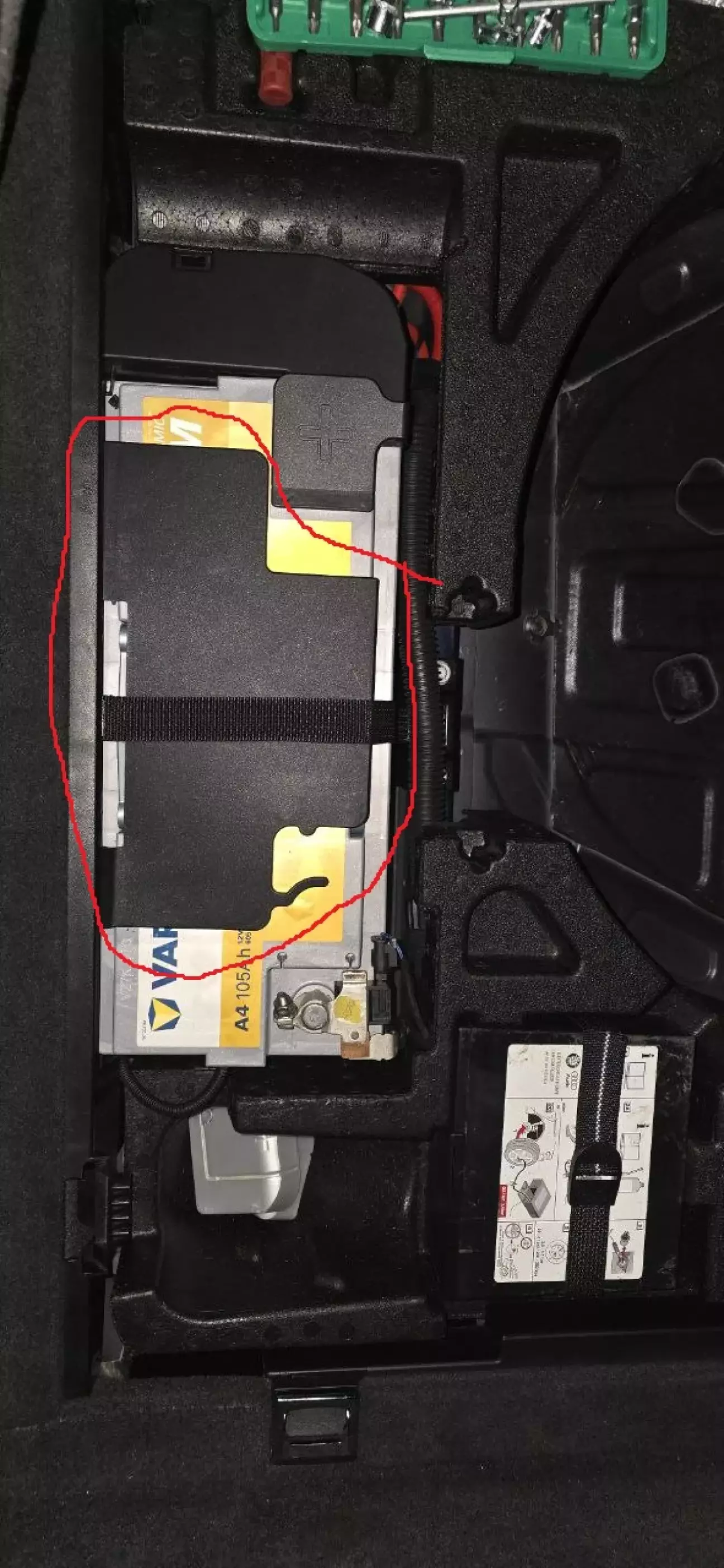 Оцей от самий пластік тягни вліво, поки не знімеш.