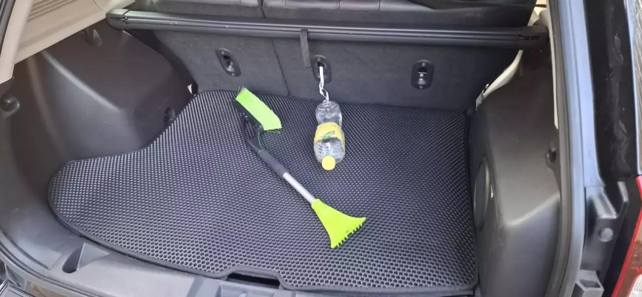 Багажник. Килимок ще не вирівнявся