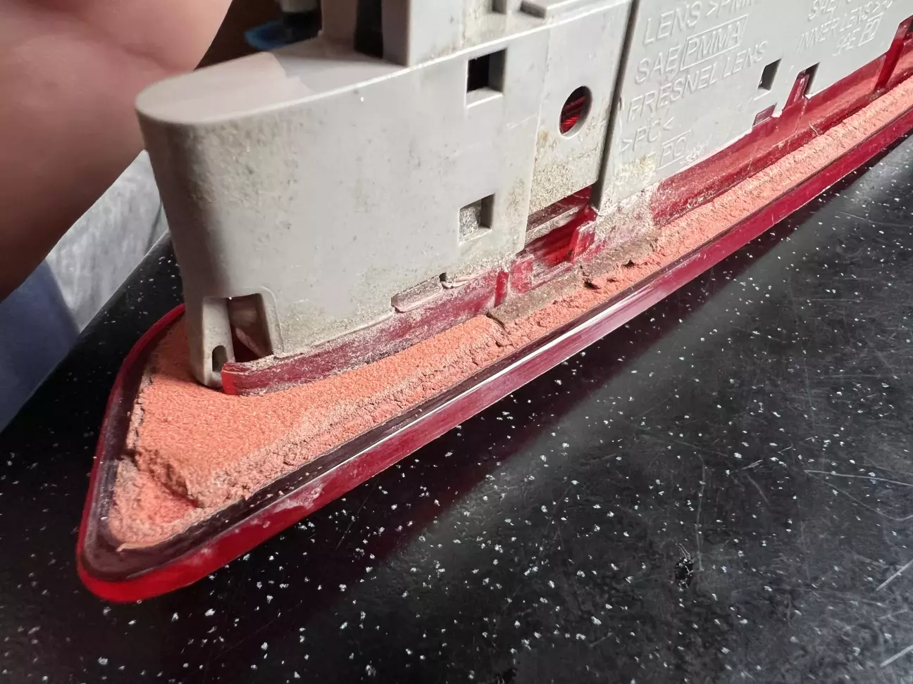 Ось так виглядає пересохше ущільнення (двосторонній скотч залишився на авто)