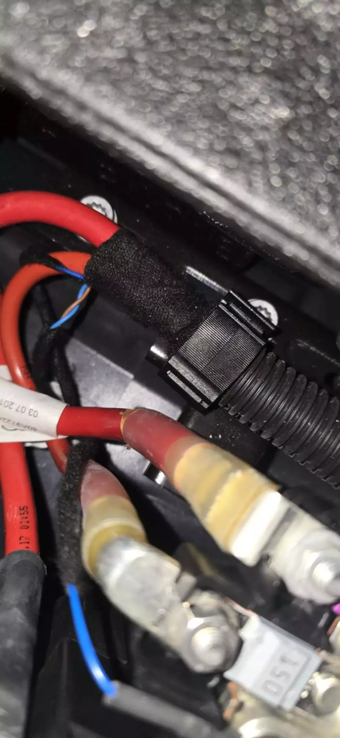 Проводку засовуй назад в пластикове кільце і зведи його, щоб зафіксувати в ньому кабелі