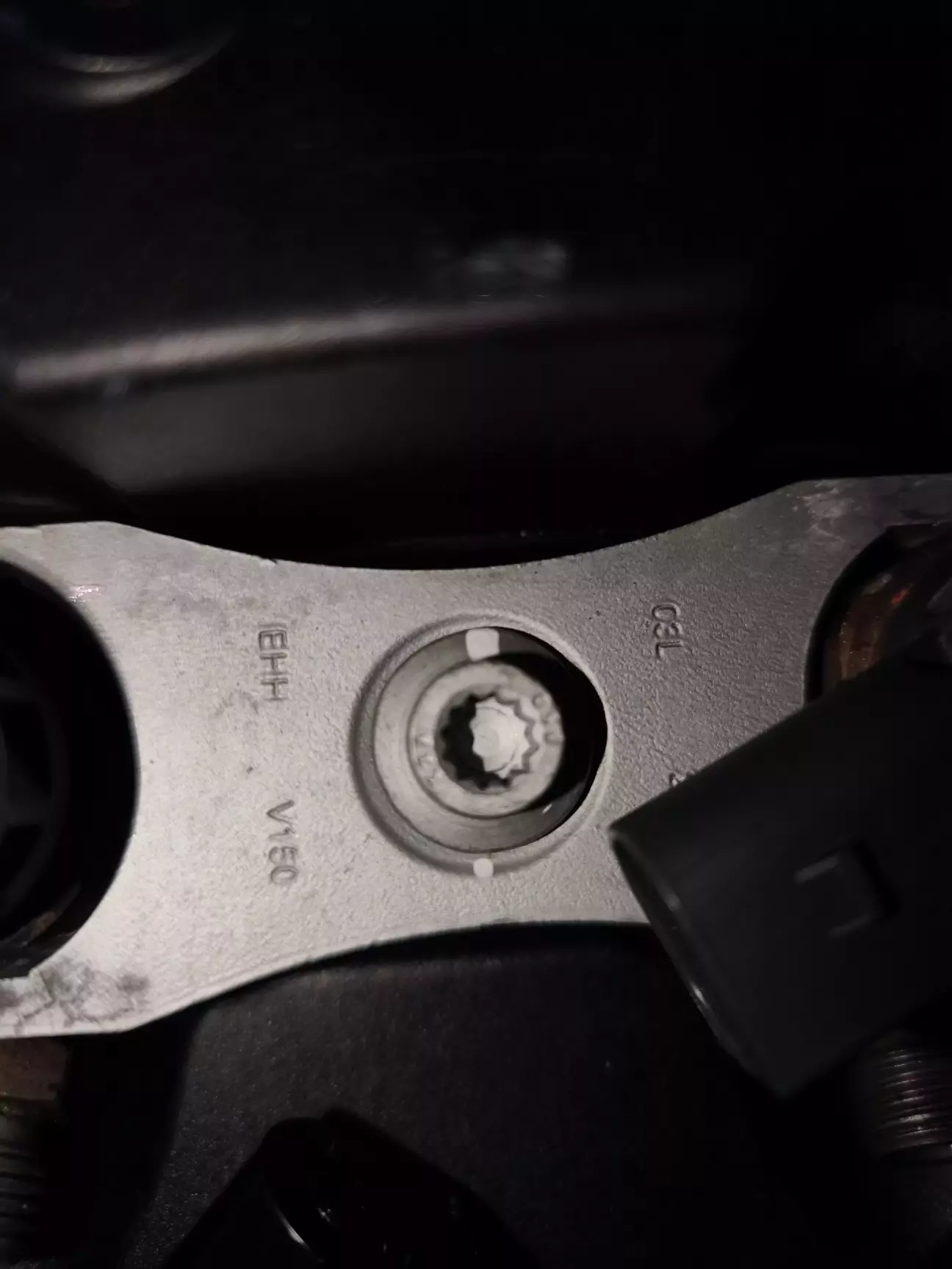 Тепер звичайною тріщоткою дотягнув так щоб мітка змістилась на 180°