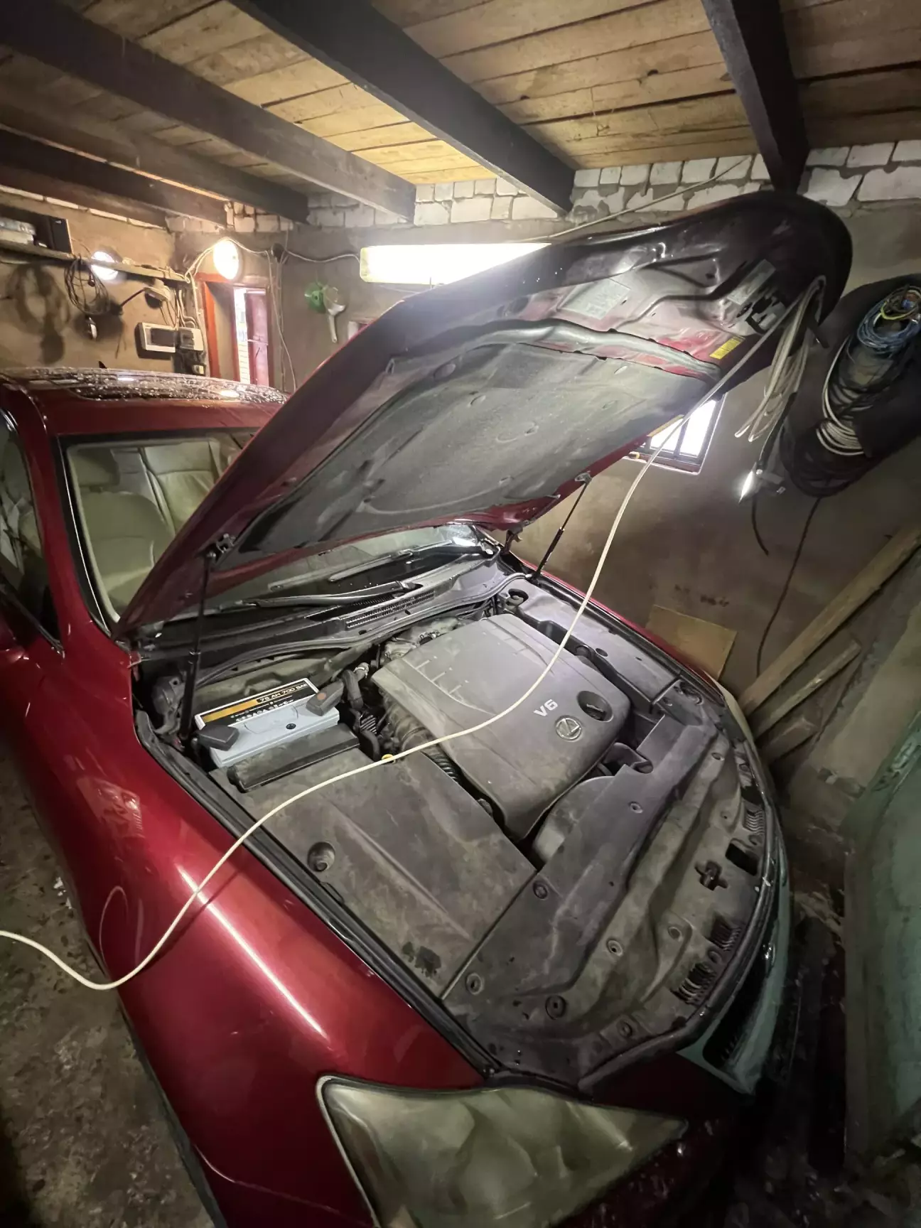 Нарешті капот не треба нічим підпирати...