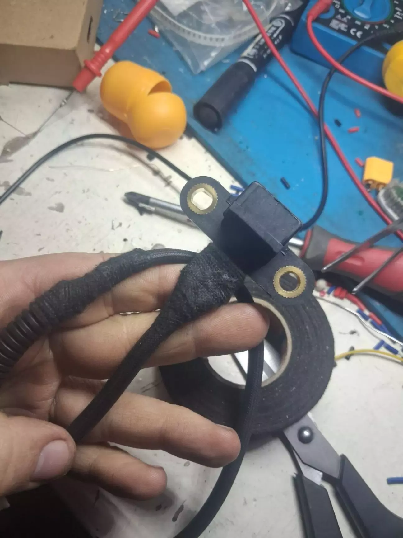 Трапчаною ізолентою закрив незахищені участки.