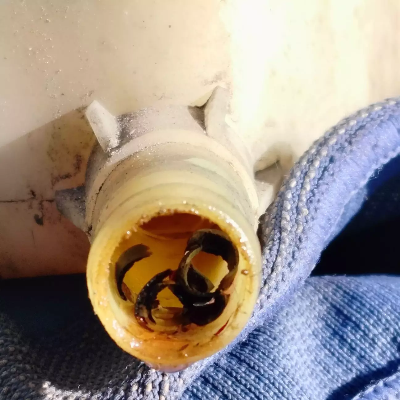 Сіточка на виході з розширювального бачка не дала потрапити сміттю знову в двигун.