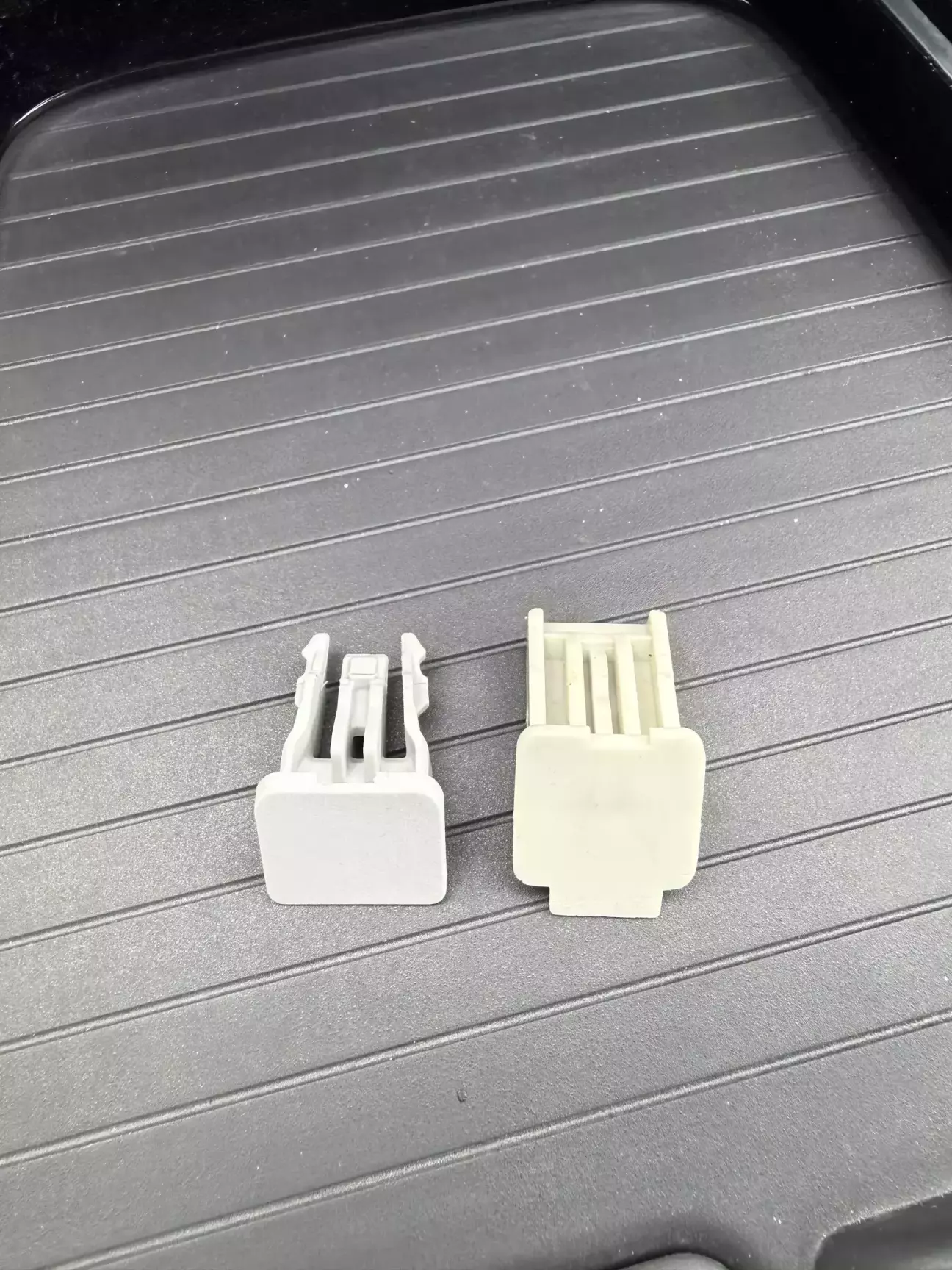 різниця кольору на прикладі фіксаторів