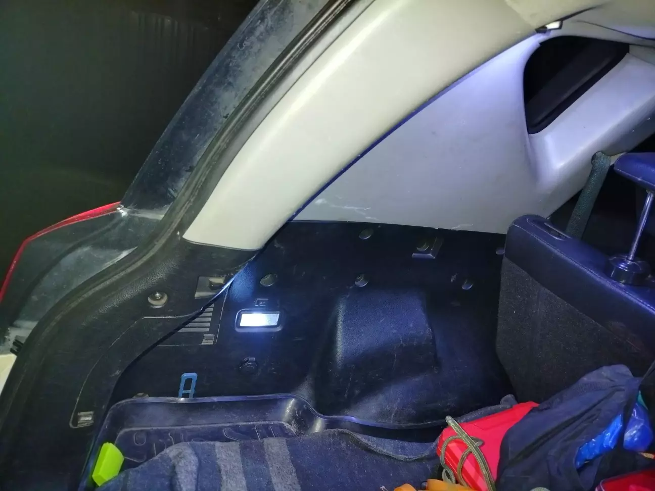 Встановлена додаткова розетка в багажному відділенні.