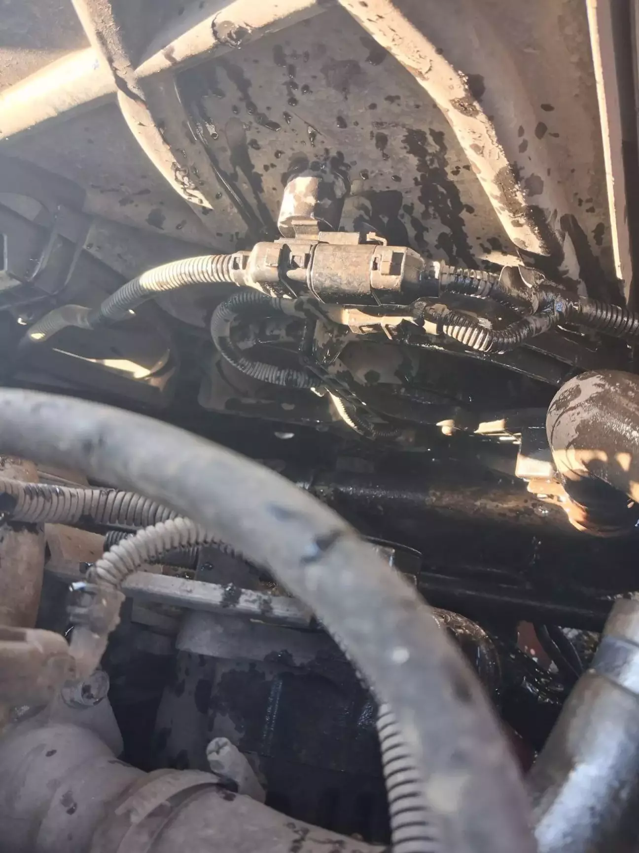 Від'єднуємо фішки вентиляторів і фішку конденціонера і знімаємо радіатор.