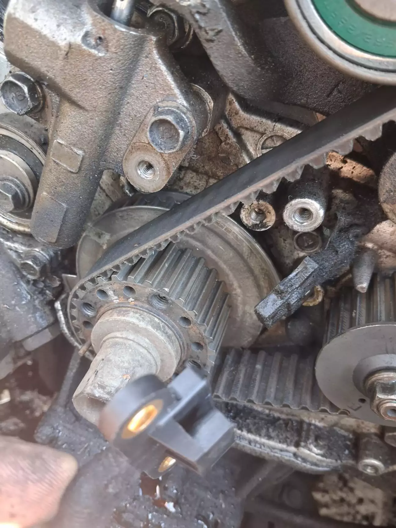 Тепер ясно, чого машину так трусило і в аварію падала.