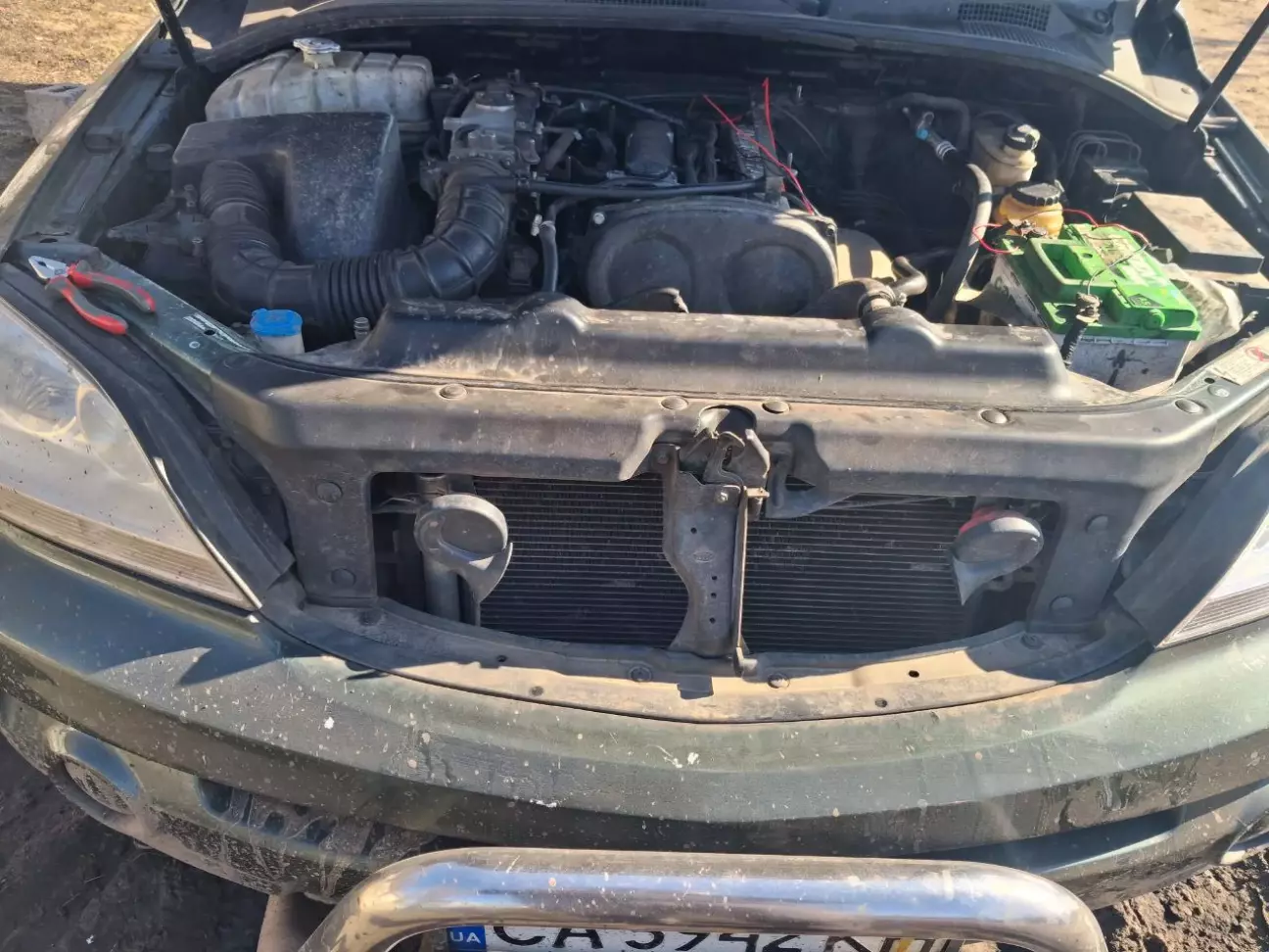 Знімаємо пластикову накладку (вона на кліпсах), знімаємо верхню рамку телевізора.