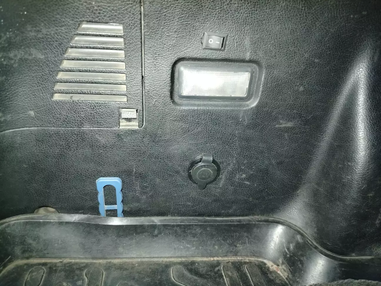 Встановлена додаткова розетка в багажному відділенні.