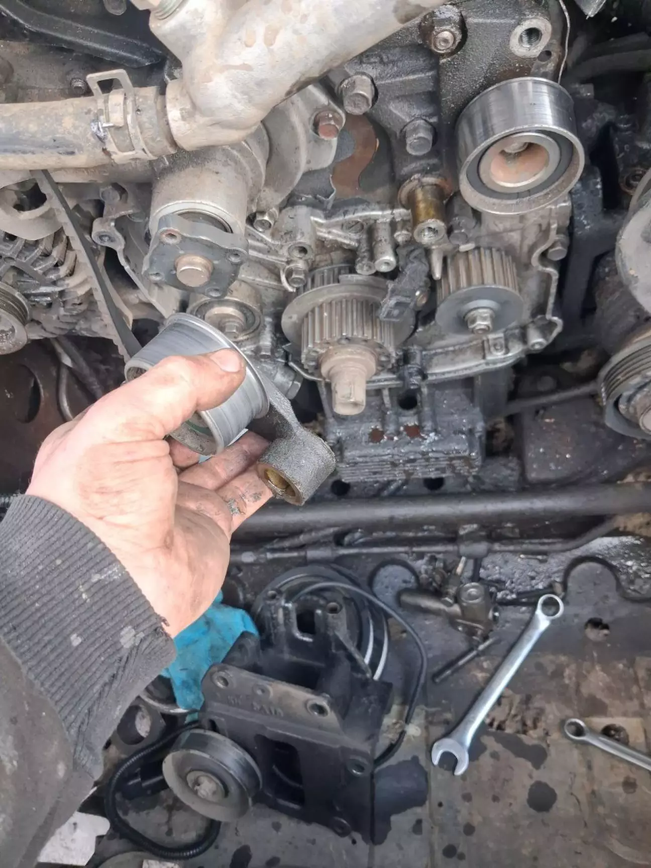 Знімаємо натягуючий ролик ГРМ.