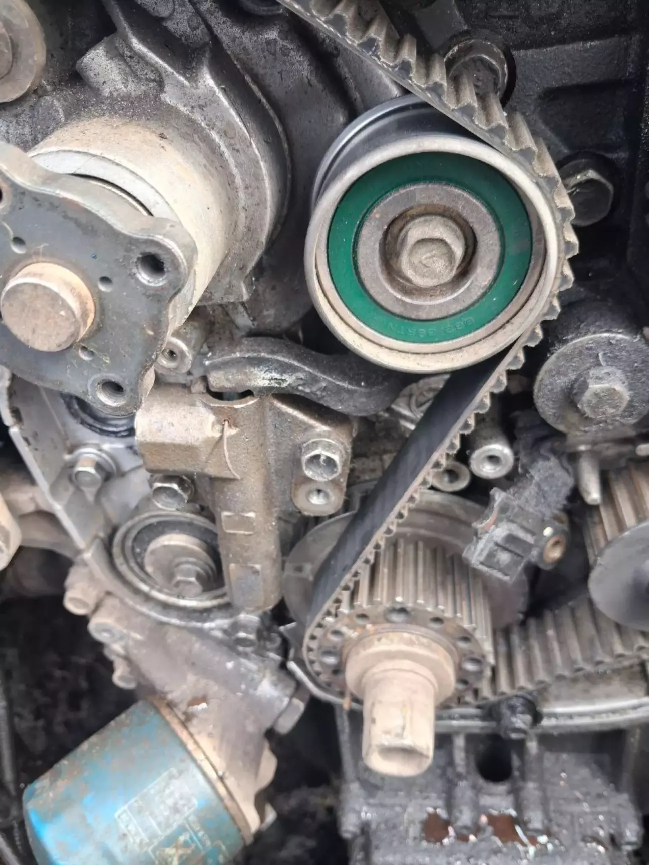 За допомогою ременя грм і викрутки стравлюємо натягувач грм.