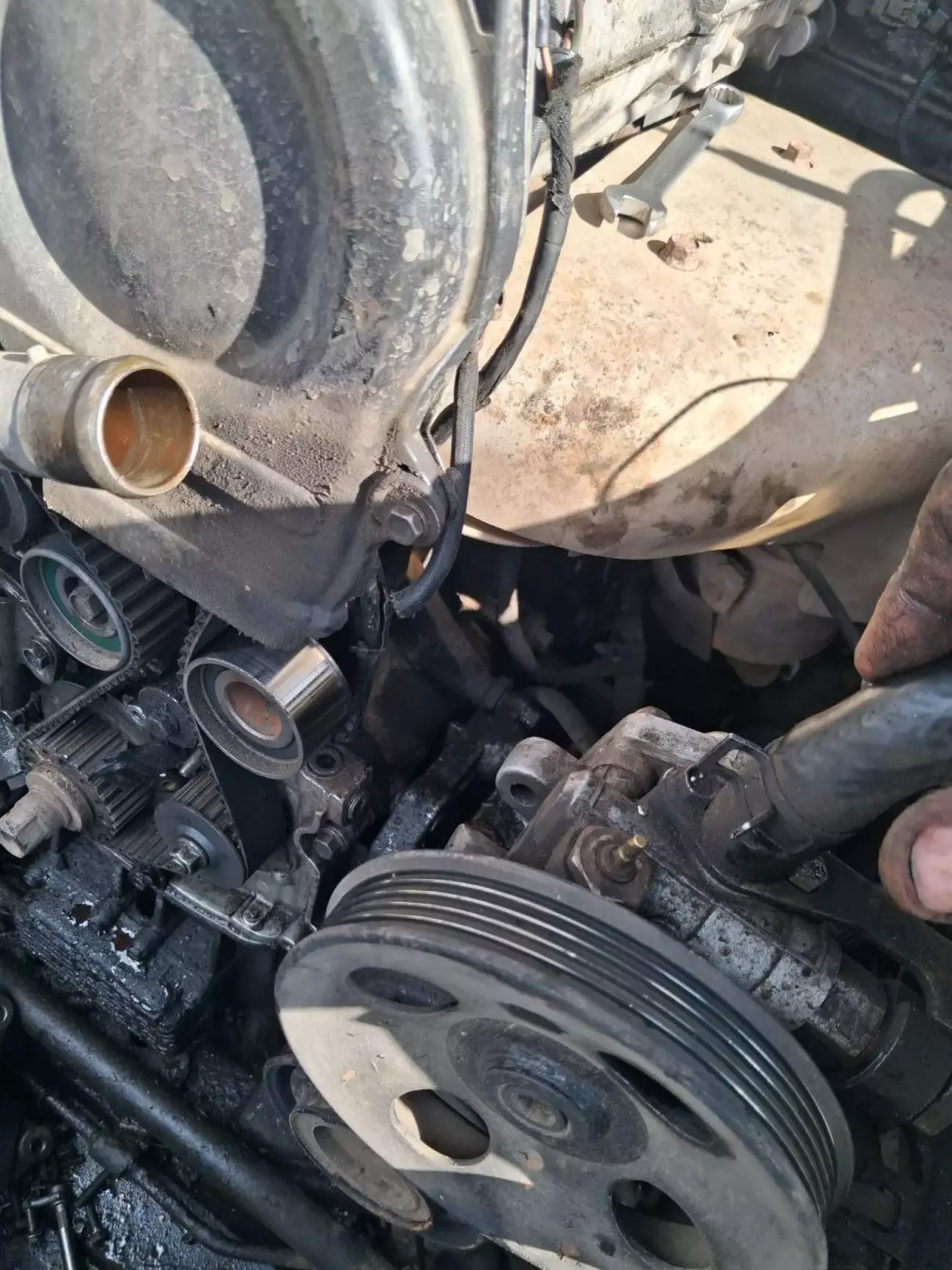 Не забуваємо зняти механізм натяжки ременя ГУР, під ним якраз і проходить провід датчика.