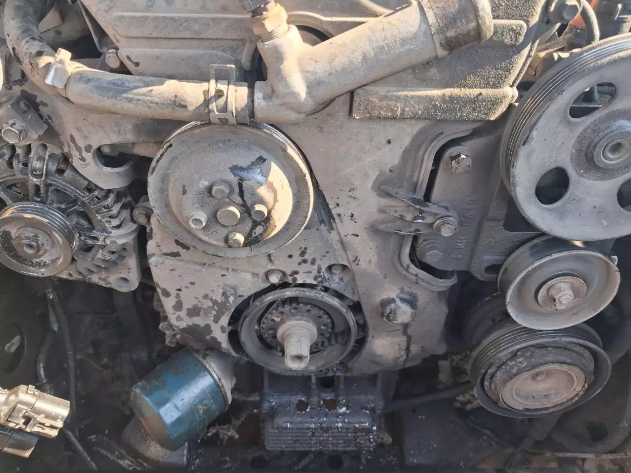 Знімаємо ремінь генератора, гур і кондиціонера. Знімаємо привідний шків і шків помпи.