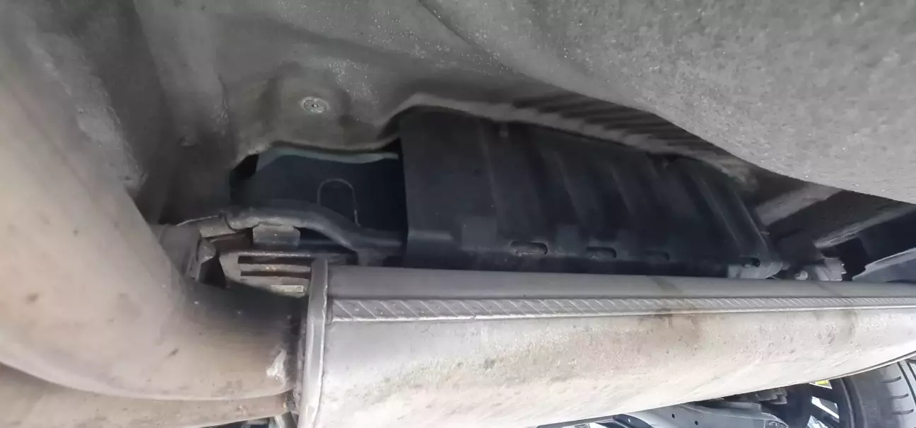 На фото задня підвіска й те, як стоїть бак в цій машині