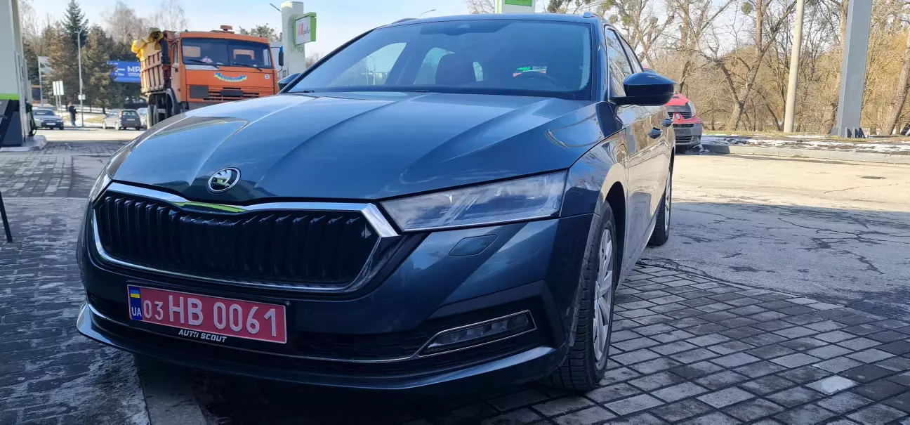 Звісно, як не пофоткати машину?