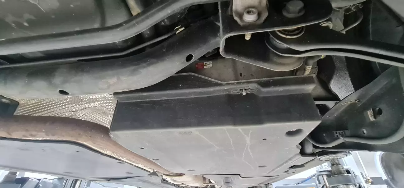 а ось де стоїть батарея гібридної системи