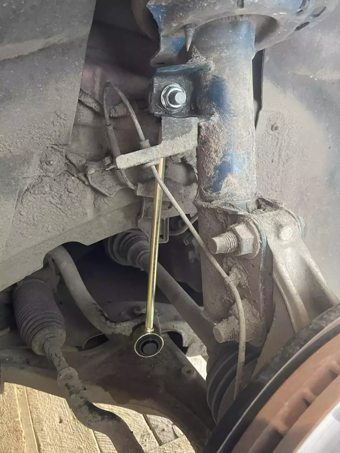 Установлена Зажимается только на выжатой подвеске