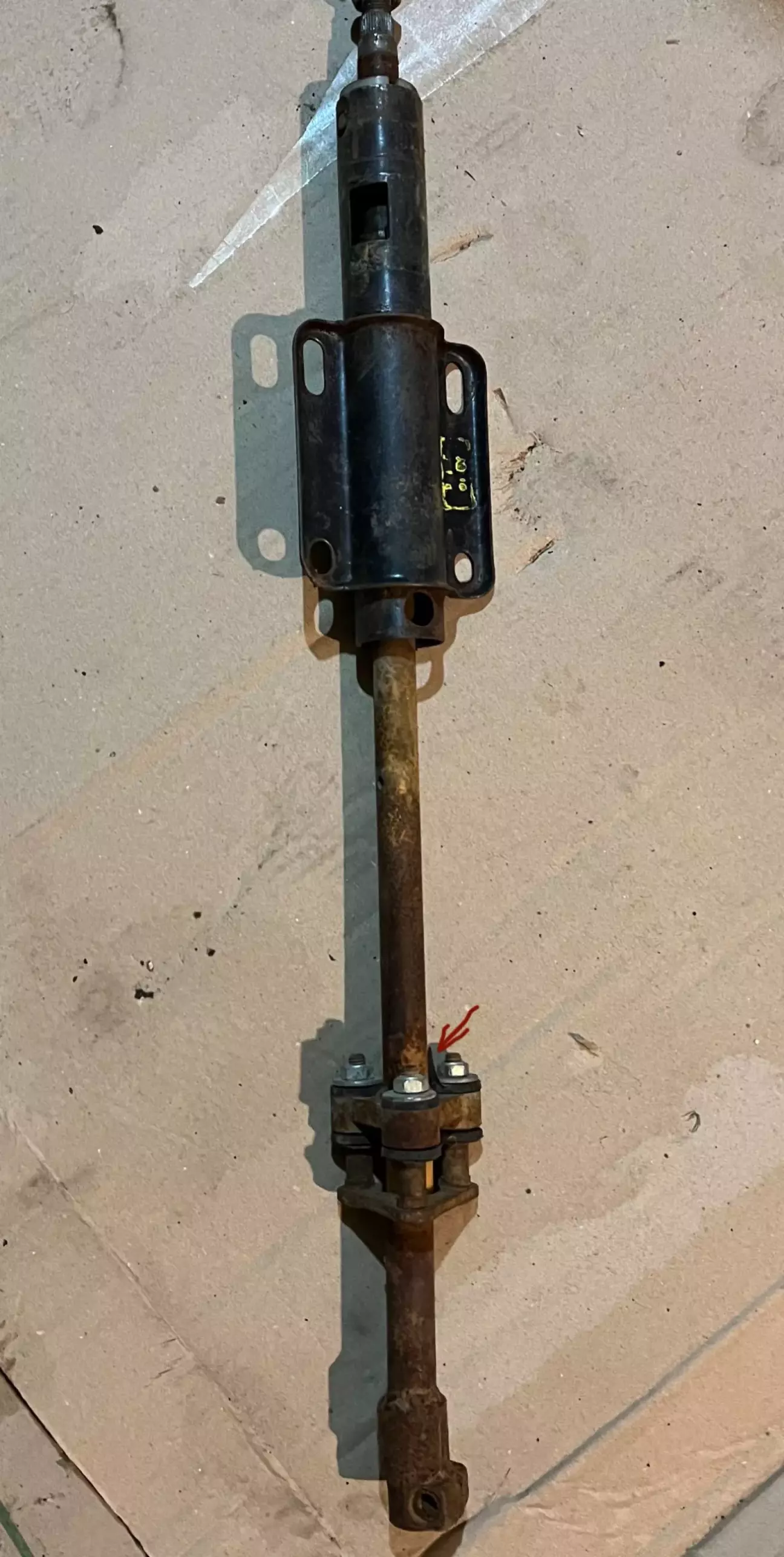 Вітаю шановне панство ! 👋 Останнім часом помітив що клаксон почав жити своїм життям ,окремо від моїх бажань,а саме ,почав працювати не тоді ,коли при необхідності натискаю на кнопку на кермі ,а частіше тоді ,коли натискаю щоб перевірити чи він працює 🤪 Короче,почав працювати лише тоді ,коли йому було довподоби це робити 😀 Вчора вже ближче до вечора згадав про цю проблему і пішов подивитися що до чого . Спочатку думав що коли підключав волговські сигнали,десь зробив поганий контакт,та воно вибрикується тепер , але після того як передивився всі зʼєднання ,перевірив реле на працеспроможність шляхом заміни на декілька інших аналогічних реле ,все було добре . Плюс до реле підходить , з реле нічого не виходить,реле навіть не клацає . Немає сигналу на дроті управління що йде від кнопки на кермі (маса) . Зняв кермо ,продзвонив дріт ,він цілий ,дзвониться .. Притиснув клему дроту управління до кермового вала і нічого не відбулося . Потім притиснув цю клему до кронштейна кермового вала і зʼявився сигнал. Сказати чесно, я трохи підвис .. На кермовому валу не було маси . Ніколи з таким не стикався. Потім згадав що на якийсь машині бачив контакт маси на кермовому валу ,який притискався до вала нерухомо та виглядав як пружинна пластина з латунним контактом на кінці ,який притискається вже до вала . А може то мне колись наснилося таке 🤪, але все ж таки поліз під панель дивитися що там є ,а чого нема і побачив що таки є пружинна пластина від нижньої частини кермового вала до верхньої . Пластина не така як я собі уявляв ,але все ж таки .. На фото відмітив стрілочкою ту пластину. Виходить що нижня частина вала має масу ,бо має контакт з кузовом,а верхня немає маси ,бо кріпиться до нижньої на трьох точках з гумовими втулками в контакту з нижньою частиною вала не має ,тому під однією гайкою стоїть пружинна пластина ,яка кріпиться з однієї сторони гайкою ,а іншою стороною притискається до верхньої частини вала . Отака фігня. Відкрутив гайку,зняв пластину ( було трохи ржавчинки і на пластині в місці контакту і на валу ) почистив місця контакту наждачкою ,поставив на місце пластину і все запрацювало як має бути. Фото не робив ,бо поспішав ,завершував вже по темному з фонариком ,тому фото донорського вала закинув сюди ,у мене все те ж саме. Може не відкрив Америку,але я цього не знав,витратив біля двох годин часу на роботу ,яку можна зробити за 5 хвилин . Може комусь буде корисна така інформація та колись стане у нагоді . Всім добра ,катаємось далі ..